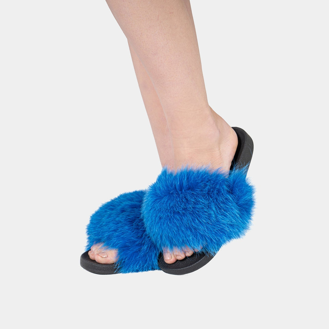 Morbide pantofole blu da donna con fascia in soffice pelliccia, perfette per il relax e il comfort casalingo.