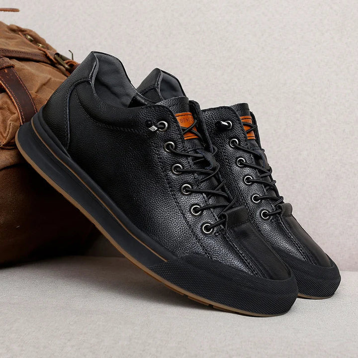 Sneakers eleganti per donna, design minimalista bianco e nero, comfort leggero per un look raffinato e moderno.