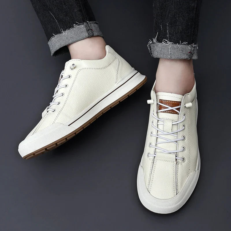 Dettaglio laterale sneakers unisex, stile elegante e sportivo, con suola ammortizzata per comfort duraturo.