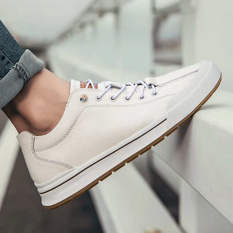 Scarpe leggere unisex bianche e nere, perfette per completare outfit casual chic con un comfort elevato.