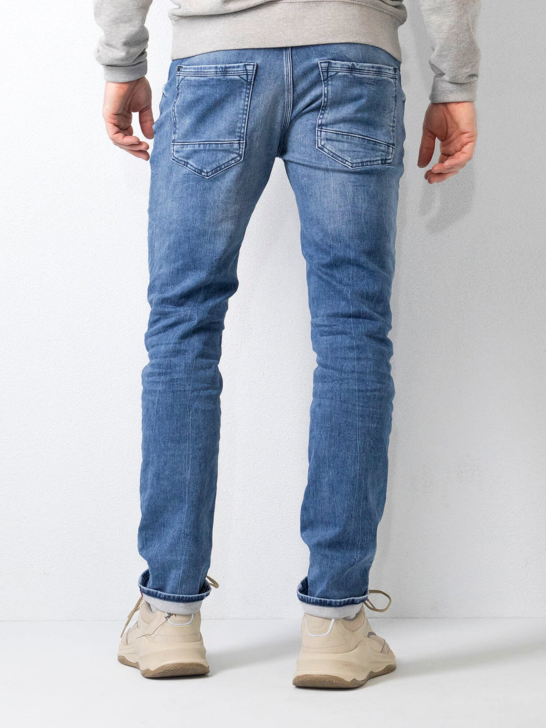 Pantalone jeans uomo nero slim fit, cinque tasche, ideale per look casual.