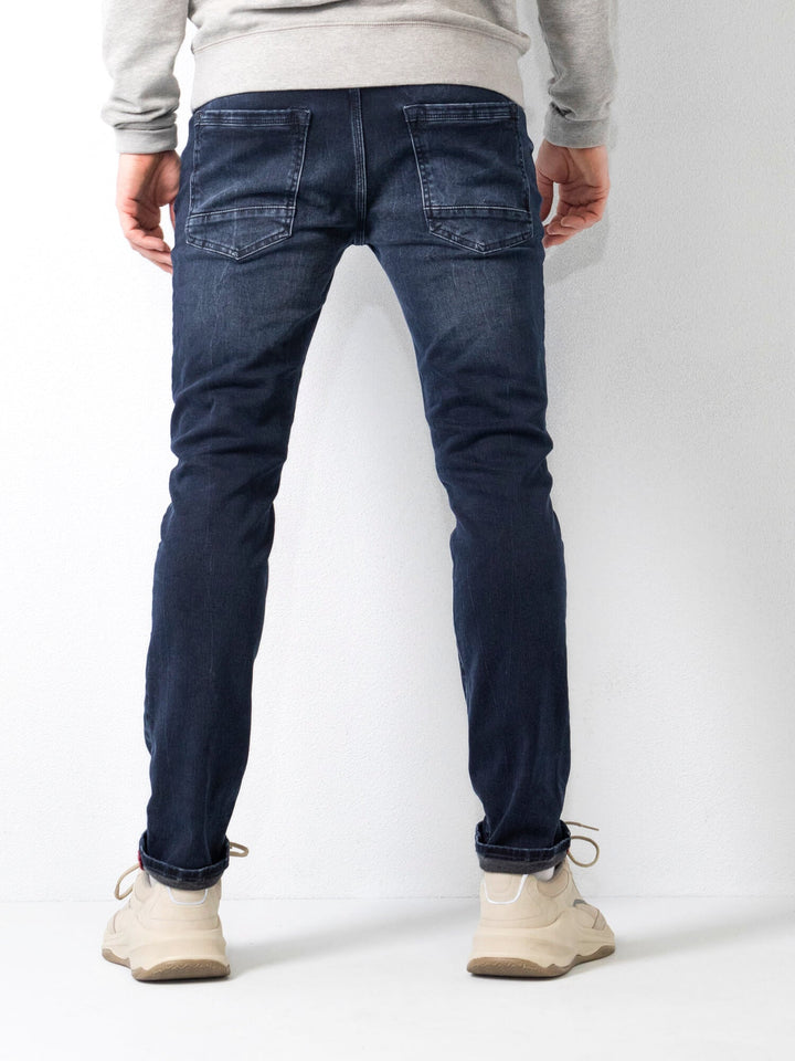Jeans da uomo slim fit dal design moderno, perfetti per outfit casual o smart-casual.