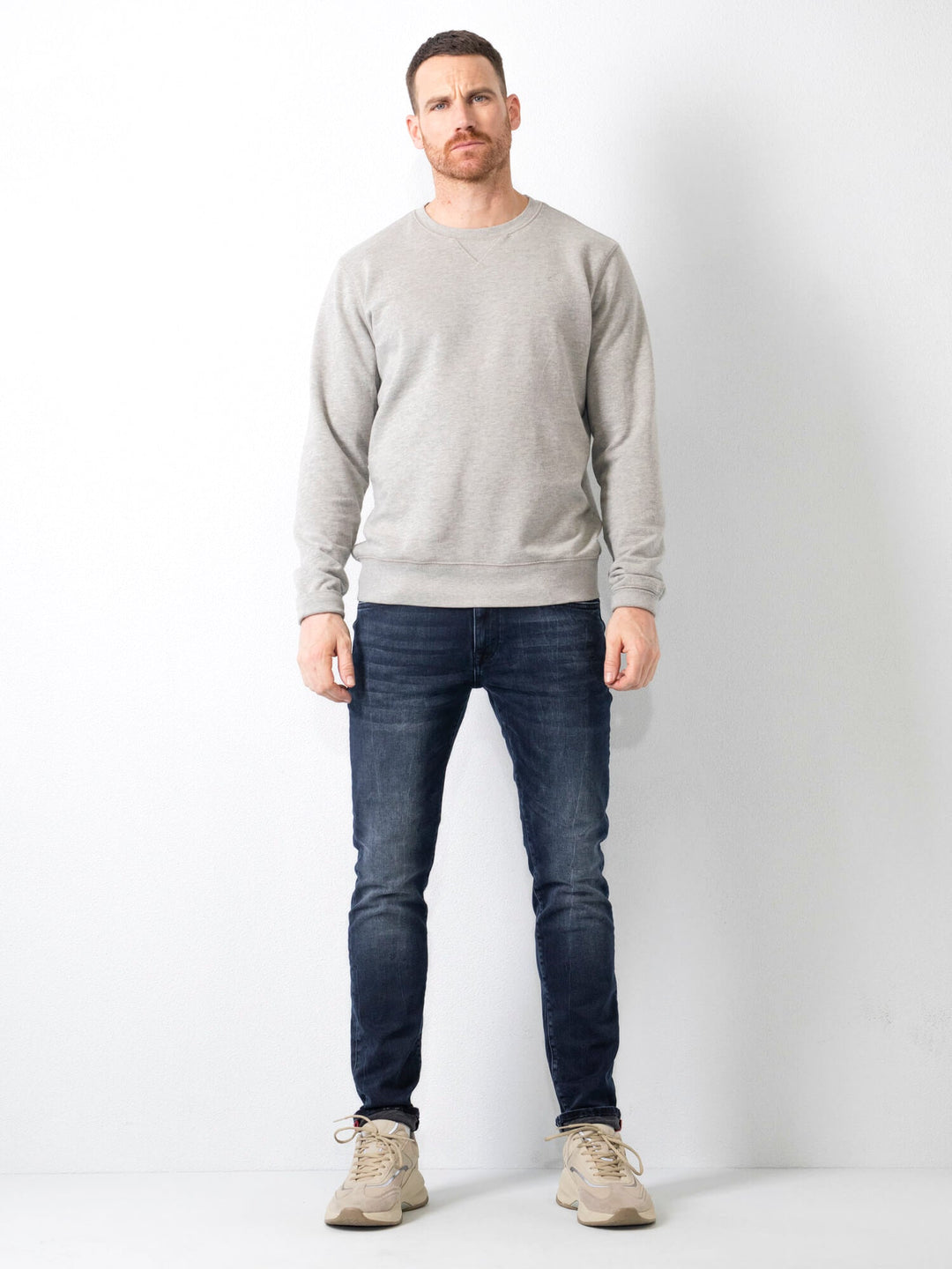 Jeans da uomo slim fit, blu profondo, per un outfit casual e confortevole ogni giorno.