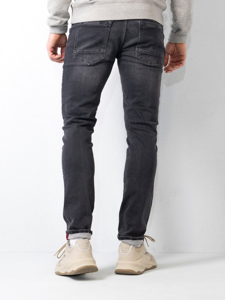 Jeans blu slim fit da uomo, essenziale per un guardaroba casual e stile senza tempo.