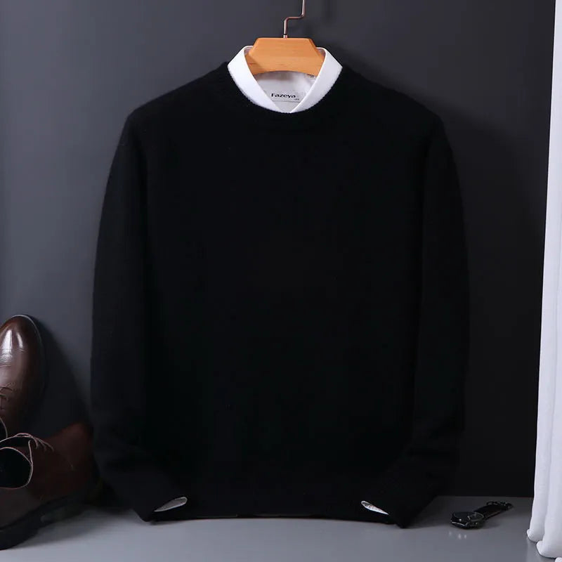 Uomo indossa maglione elegante e caldo con scollo rotondo, perfetto per comfort quotidiano. Abbigliamento maschile.