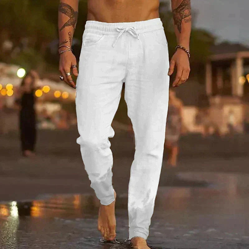 Pantaloni uomo casual leggeri, ideali per la spiaggia e vacanze. Vestibilità comoda e rilassata per un outfit estivo.