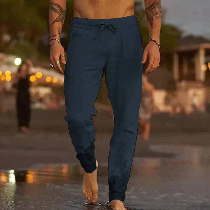 Pantaloni uomo eleganti ma comodi, con vestibilità rilassata. Perfetti per look estivi casual, da spiaggia o per il tempo libero.