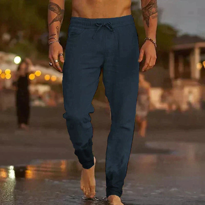 Pantaloni uomo eleganti ma comodi, con vestibilità rilassata. Perfetti per look estivi casual, da spiaggia o per il tempo libero.