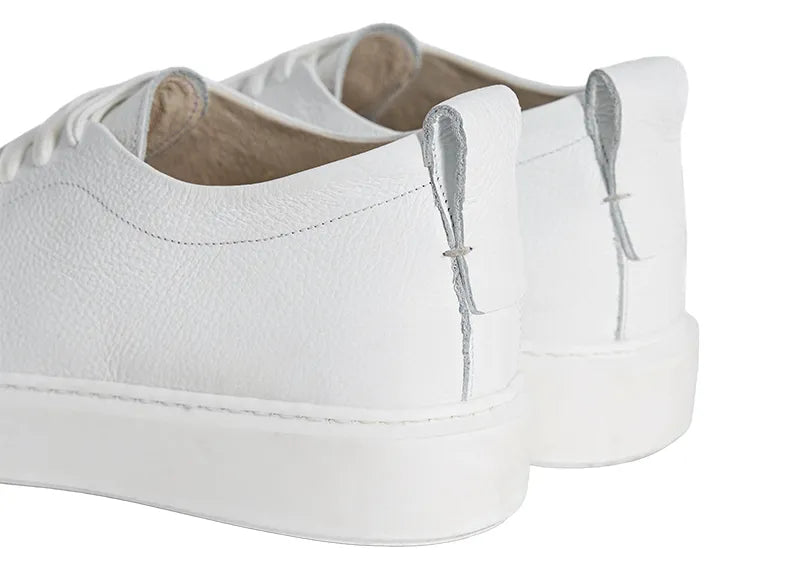 Sneakers da uomo bianche rialzate, con aumento di altezza di 6cm. Design moderno e pulito per moda uomo casual.