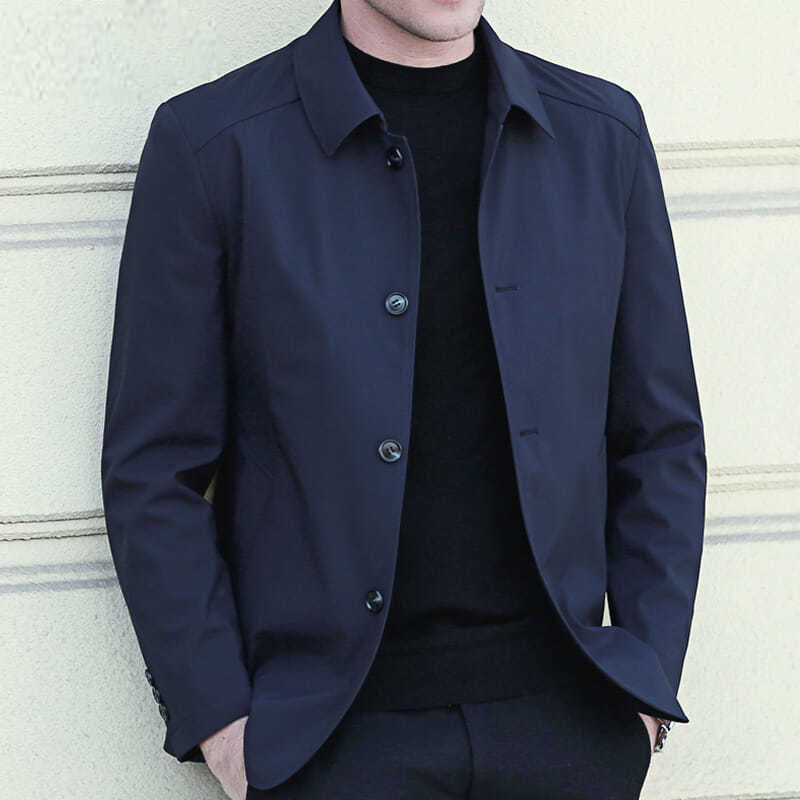 Giacca leggera da uomo blu, colletto moderno a strati. Ideale per un look casual e versatile, abbigliamento contemporaneo.