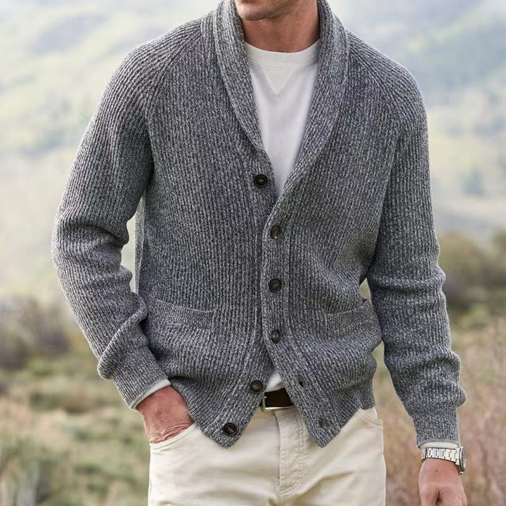 Elegante cardigan vintage uomo in maglia lavorata, scollo a V e bottoni. Disponibile in nero, grigio, blu navy.