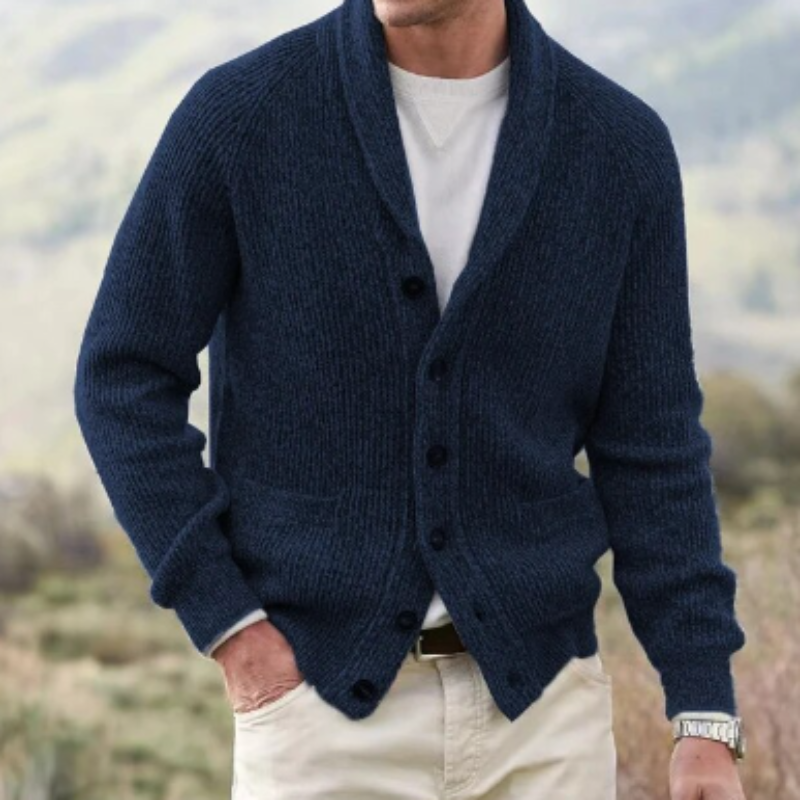 Cardigan uomo vintage blu navy, vestibilità comoda, scollo a V e bottoni. Un capo essenziale per l'inverno.
