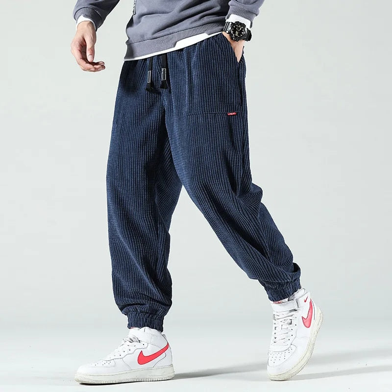 Pantaloni uomo a coste grigi con coulisse, perfetti per comfort quotidiano e stile casual. Vestibilità comoda.