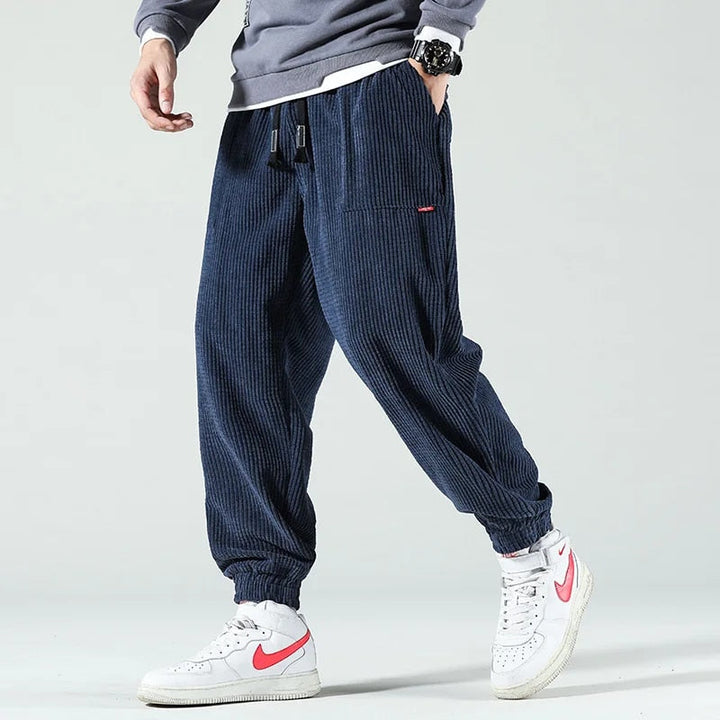 Pantaloni uomo a coste grigi con coulisse, perfetti per comfort quotidiano e stile casual. Vestibilità comoda.