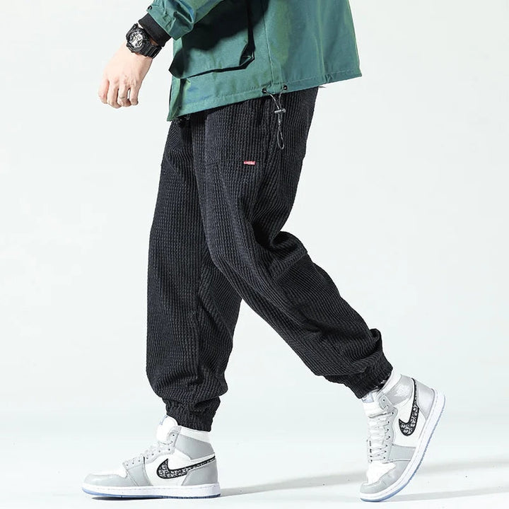 Pantaloni uomo a coste color tabacco, stile casual con coulisse, ideali per la moda autunno inverno e vestibilità comoda.