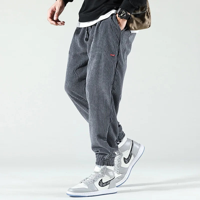 Pantaloni uomo a coste neri con coulisse e vita elastica, un capo elegante casual essenziale per l'abbigliamento maschile.