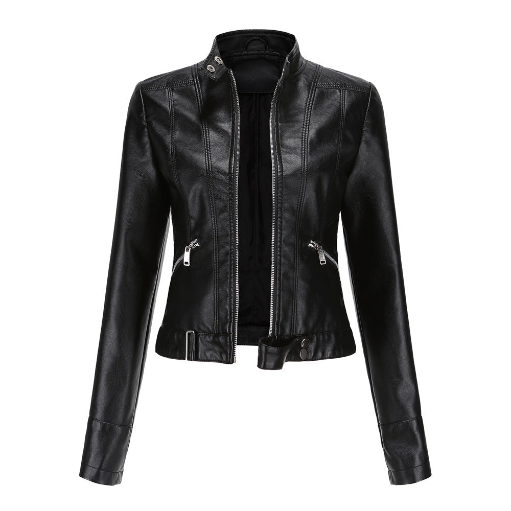Giacca biker donna in pelle sintetica nera con collo alto e zip frontale, stile rock iconico e casual.
