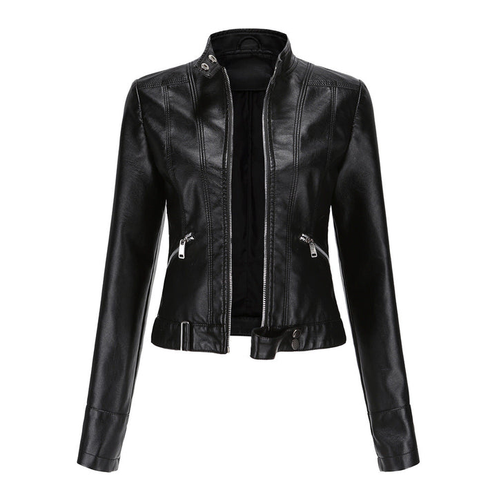Giacca biker donna in pelle sintetica nera con collo alto e zip frontale, stile rock iconico e casual.