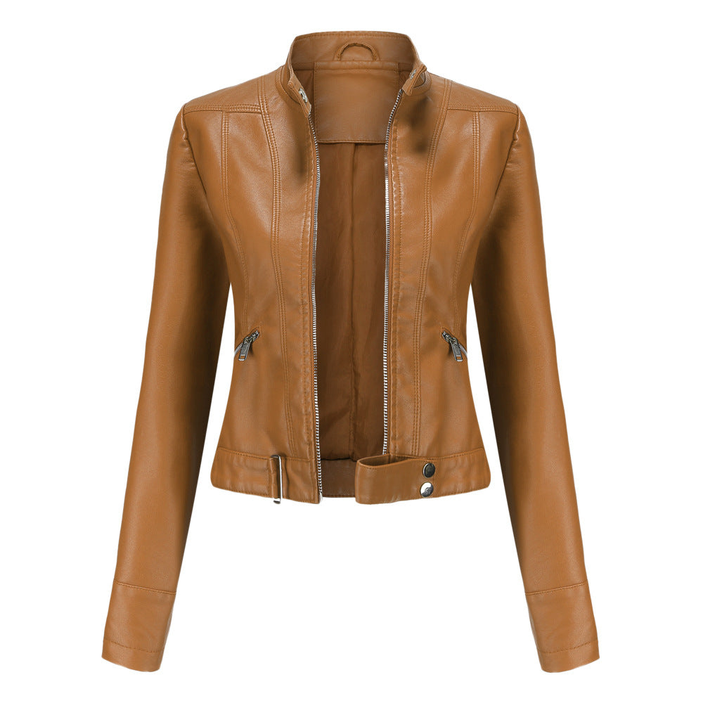 Elegante giacca biker da donna marrone in similpelle, collo alto con cerniera, perfetta per look casual e rock.