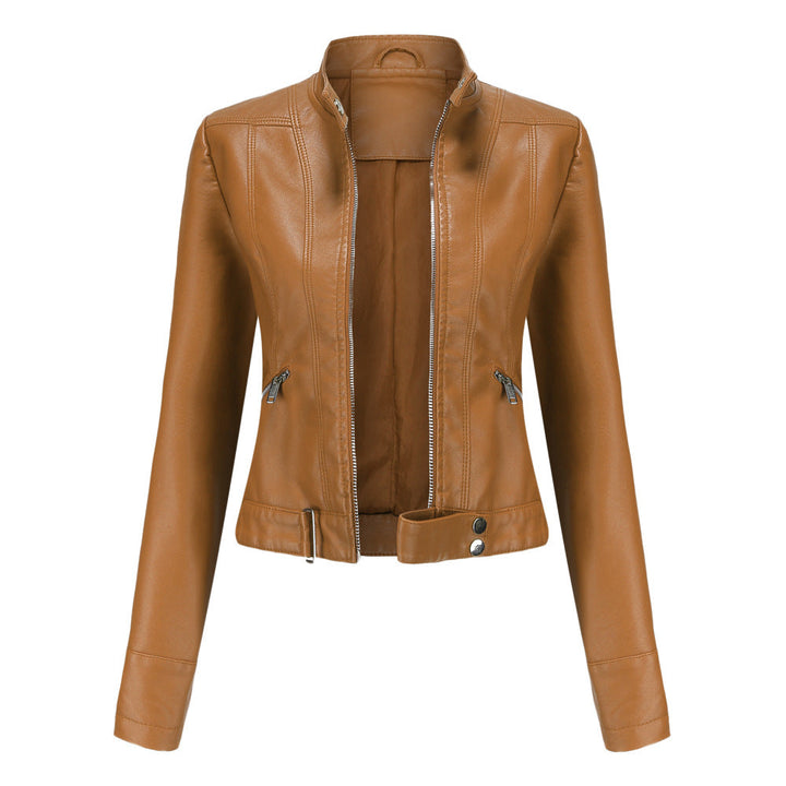 Elegante giacca biker da donna marrone in similpelle, collo alto con cerniera, perfetta per look casual e rock.