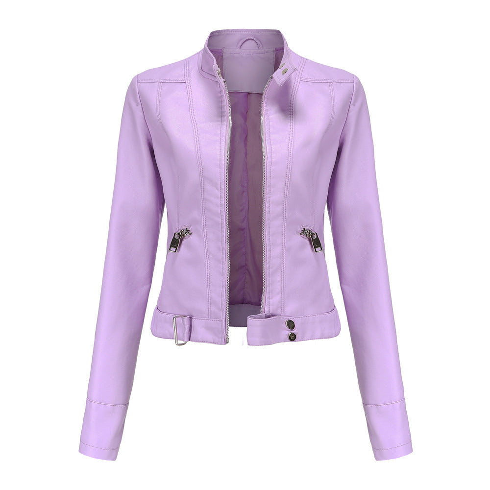 Giacca biker rossa da donna con collo alto e zip, un capospalla in ecopelle che evoca stile rock e audacia.