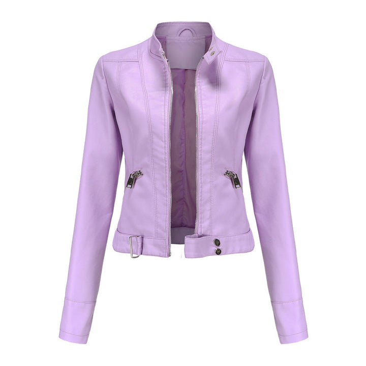 Giacca biker rossa da donna con collo alto e zip, un capospalla in ecopelle che evoca stile rock e audacia.