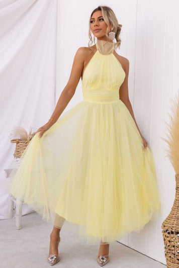 Abito da festa scollo all'americana, design moderno e vestibilità fluida per la donna.