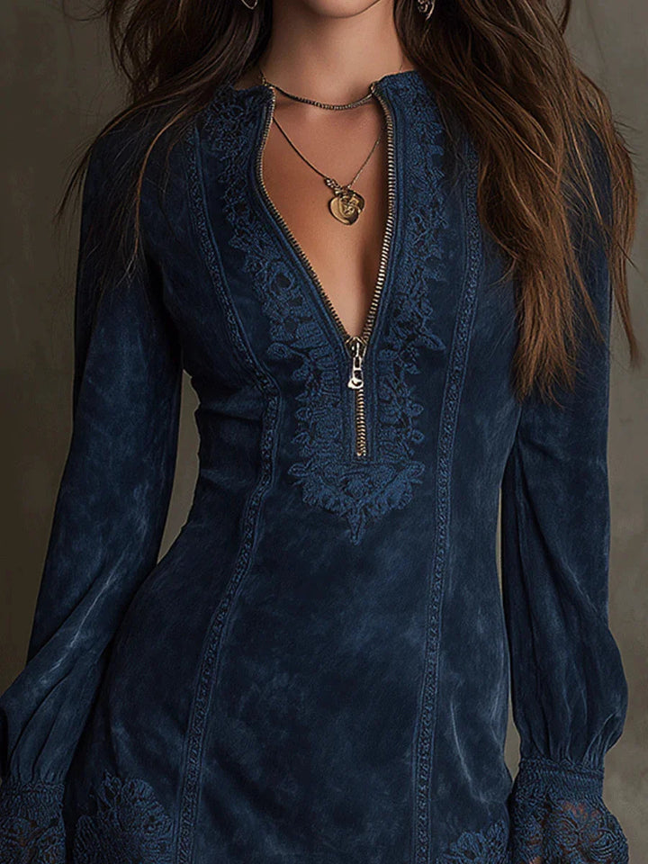 Minidress blu aderente donna con raffinati dettagli in pizzo, perfetto per serate eleganti e cocktail.