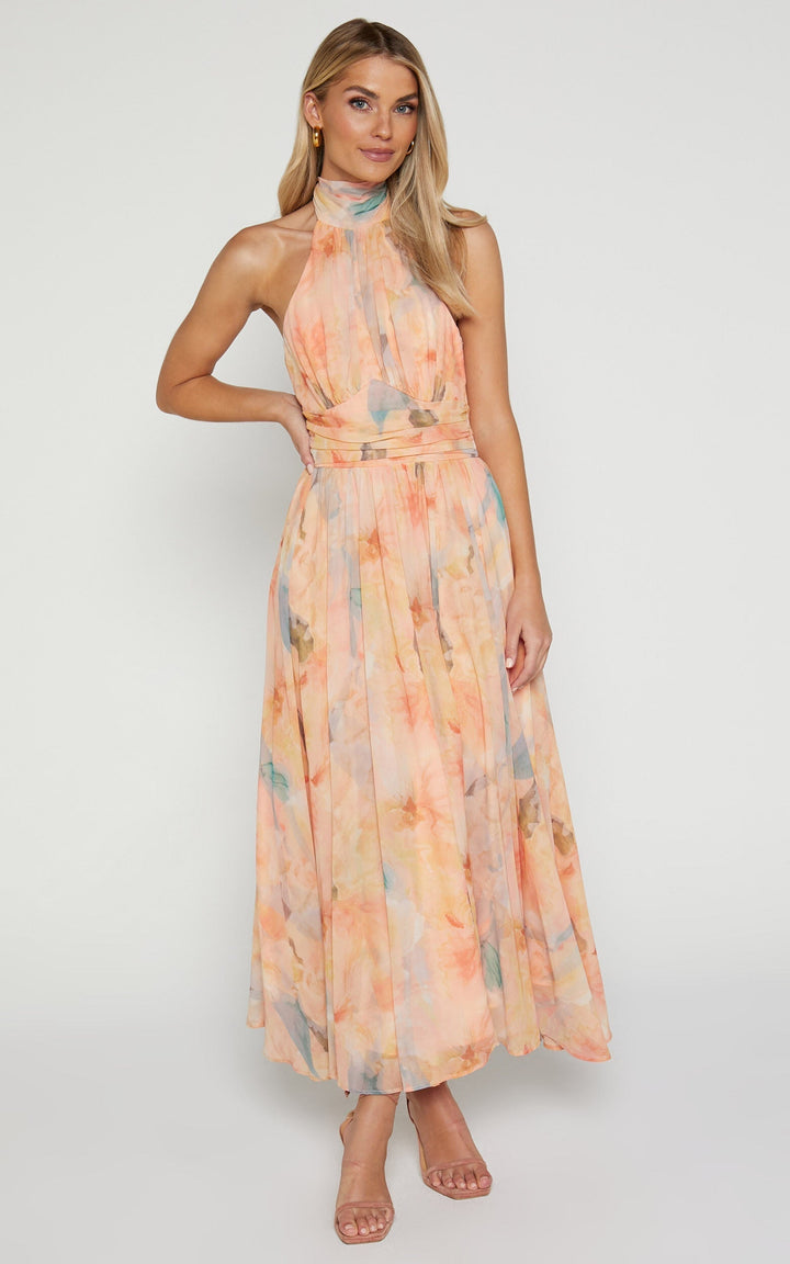 Abito estivo lungo donna color pesca con scollo all'americana, schiena scoperta e stampa artistica, ideale per moda estiva.