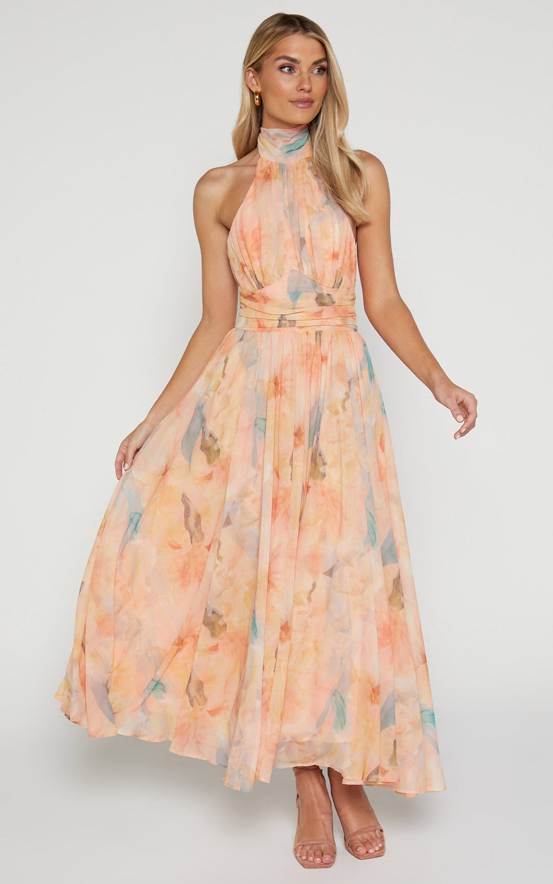Maxi abito donna estivo fresco con stampa artistica color pesca, scollo all'americana e schiena scoperta. Perfetto per l'estate.