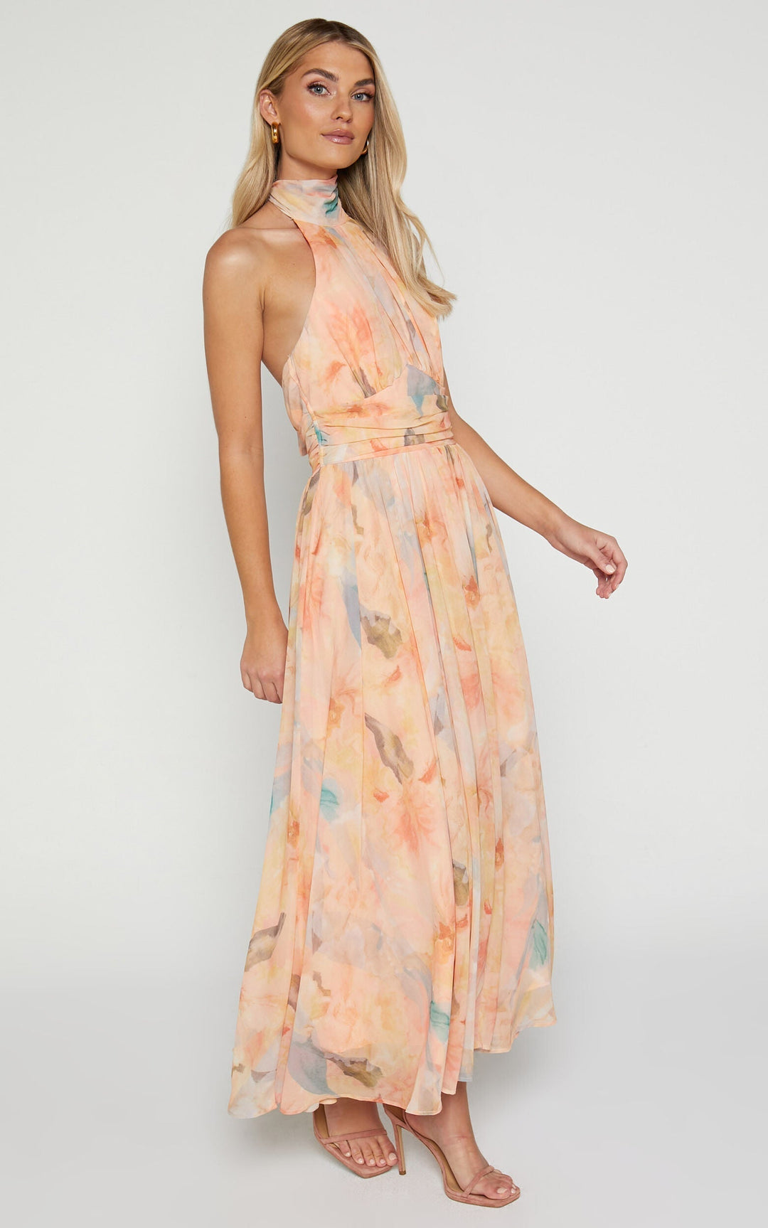 Vestito estivo lungo donna, scollo all'americana, schiena scoperta e stampa artistica pesca. Perfetto per la tua eleganza estiva.