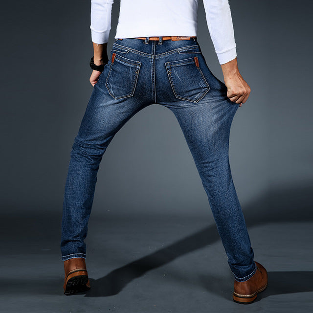 Jeans uomo slim fit in denim di qualità, un capo essenziale per un look maschile moderno.