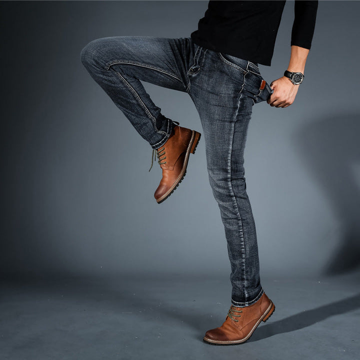 Uomo indossa jeans slim fit blu scuro, esaltando la moda maschile e lo stile casual.