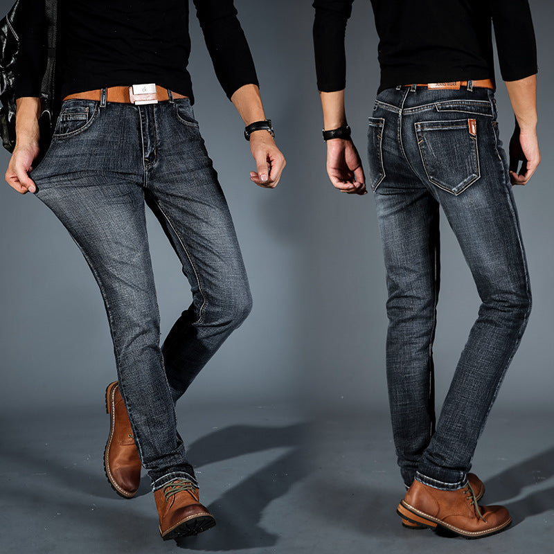 Pantaloni uomo slim fit neri, garantiscono comfort e un look versatile per ogni occasione.