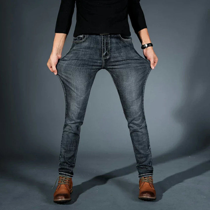 Jeans uomo moderni slim fit, perfetti per un outfit casual chic e il comfort quotidiano.