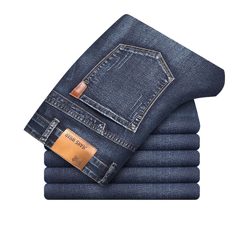 Dettaglio tessuto jeans uomo slim fit blu scuro, mostra qualità e stile per abbigliamento maschile.