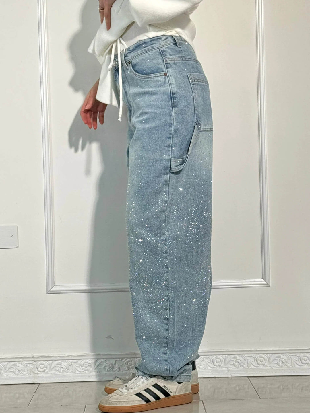 Jeans da donna balloon con strass, un capo glamour a gamba larga per ogni stagione.