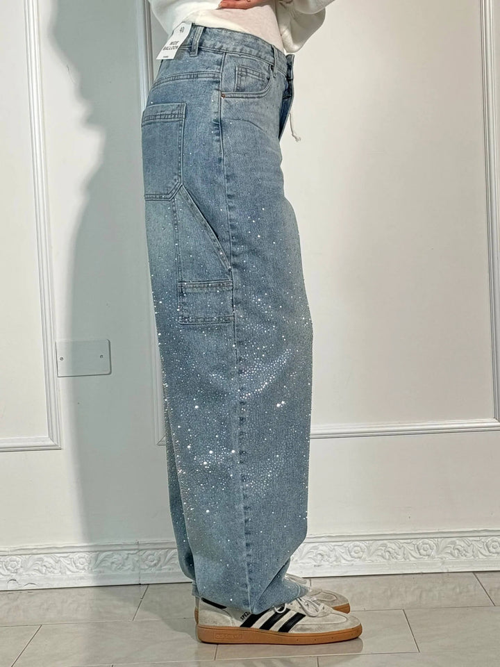 Vista frontale dei jeans balloon azzurri, stile casual e gamba larga moderna.