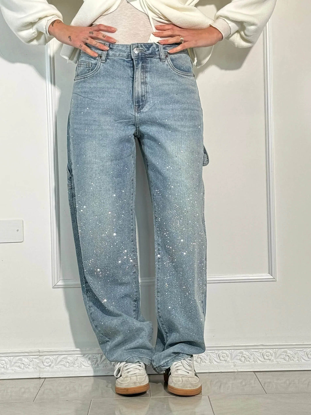 Look casual elegante con jeans balloon donna blu e decorazioni brillanti sottili.