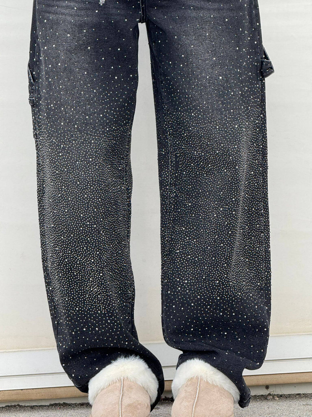 Jeans balloon autunnale da donna con strass e gamba larga, per un look chic e confortevole.