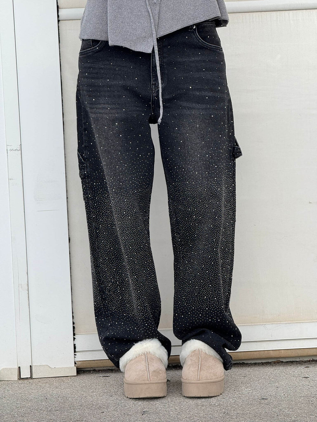 Moda donna: jeans a gamba larga balloon con strass, un tocco di glamour per outfit casual.