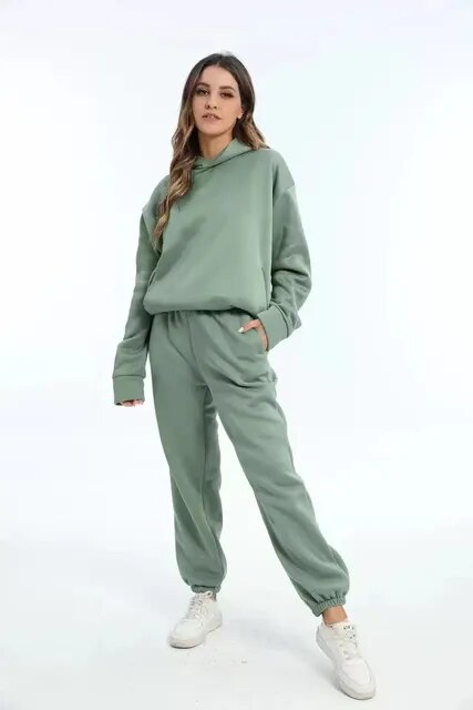 Completo tuta donna elegante autunnale, felpa e pantaloni casual per massimo comfort.