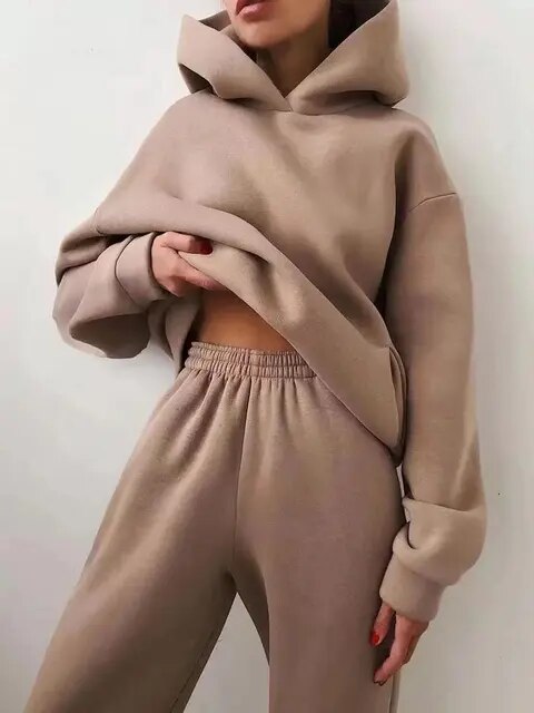 Tuta sportiva elegante da donna, completa di felpa e pantaloni per un outfit autunnale.