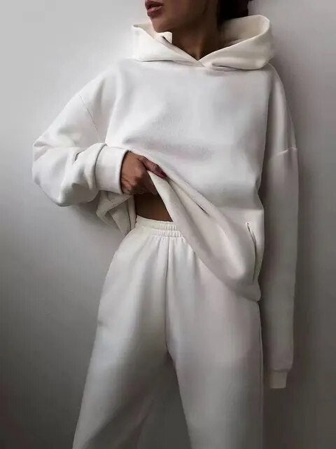 Set tuta da donna per l'autunno, felpa elegante e pantaloni versatili per ogni giorno.