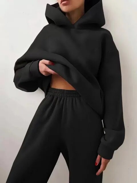 Moda donna autunnale: completo tuta casual con felpa e pantaloni per il massimo comfort.
