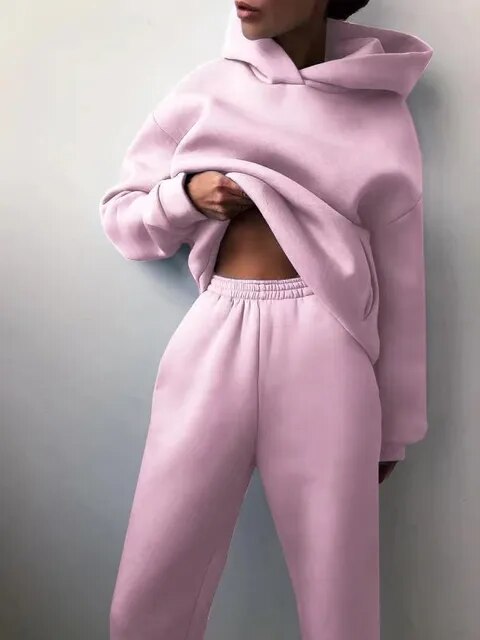 Elegante completo casual da donna con felpa e pantaloni, ideale per l'autunno.