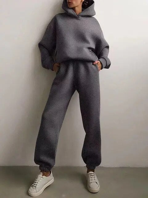 Tuta da donna autunnale, look casual chic con felpa e pantaloni confortevoli.