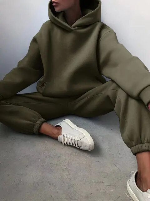 Completo tuta da donna per l'autunno, casual e confortevole, perfetto per il relax.
