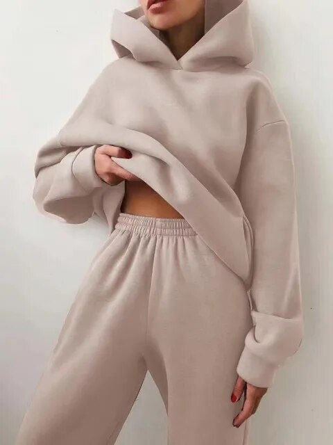 Abbigliamento casual donna autunnale: completo tuta con felpa trendy e pantaloni comodi.