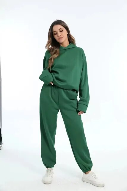 Tuta sportiva da donna alla moda per l'autunno, ideale per un look casual e confortevole.
